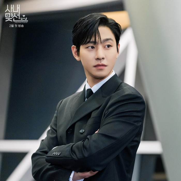 Karakter tajir melintir berikutnya yang tak kalah curi perhatian yaitu Kang Tae Moo. Yap, CEO Go Food di Business Proposal (2022) yang cerdas dan juga rupawan. Nah, peran ini sukses dibawakan oleh Ahn Hyo Seop./ Foto: soompi.com