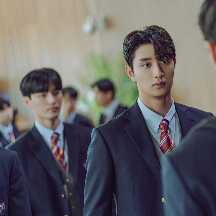 <p>Kemudian ada sosok Kim Ri An (Kim Jae Won) yang memiliki otoritas tinggi di sekolah sebagai pewaris Jooshin Group. Ia hanya bersikap baik di depan Jae Yi. (Foto: Studio Dragon)</p>