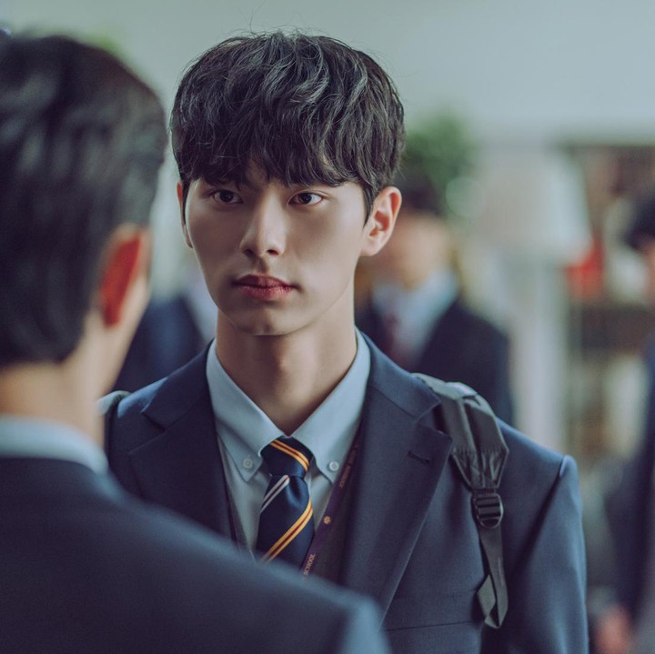 <p>Konflik di drakor <em>Hierarchy</em> akan muncul setelah Jooshin High School kedatangan murid baru bernama Kang Ha (Lee Chae Min) yang mengguncang hierarki ketat di sekolah tersebut. (Foto: Studio Dragon)</p>