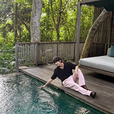 Foto Lee Joon Gi Asyik Santai di Bali & Pemotretan di Resort Mewah