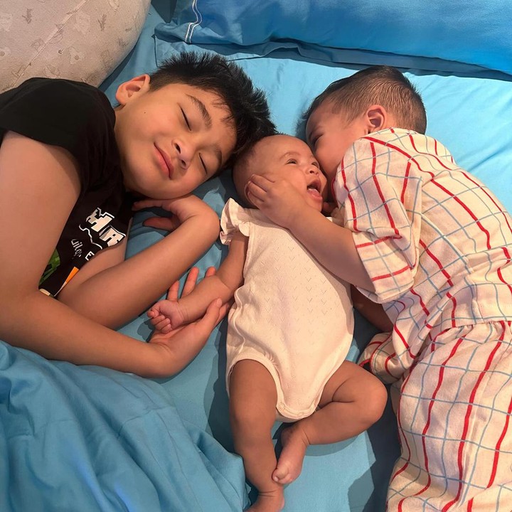 <p>Netizen juga menyebutkan kebahagiaan Lily yang kini diasuh oleh Raffi Ahmad dan Nagita Slavina. Apalagi, ia memiliki dua kakak laki-laki seperti Rafathar dan Rayyanza. "Di sini Lily terlihat sangat bahagia diampit duo Pangeran Andara," ucap @diyant****** (Foto: Instagram @raffinagita1717)</p>