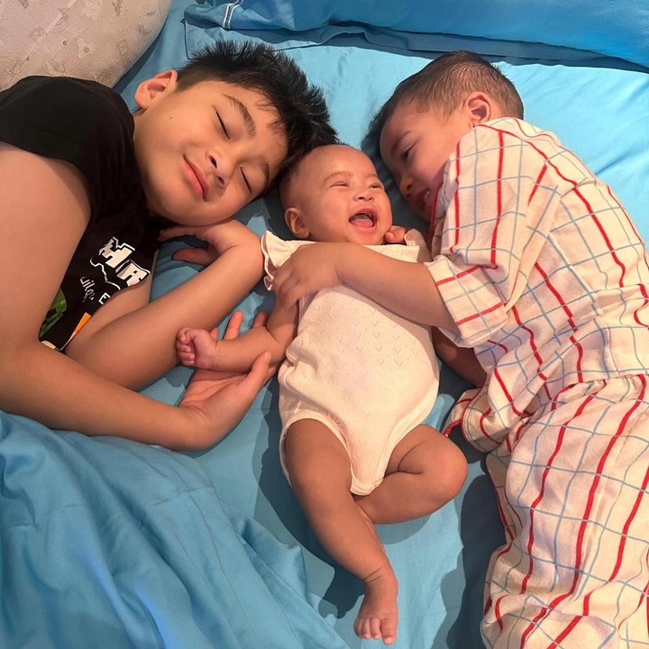 <p>Paras cantik bayi Lily langsung mencuri atensi warganet, Bunda. "Akhirnya ke-<em>spill</em> muka cantik Lily," ucap akun @keyzaa*****. "Akhirnya muka Lily <em>launching,"</em> kata @srimuriyani*******. "Serius muka mereka kayak ada mirip-miripnya <em>masyaAllah,"</em> ucap @wnda*** (Foto: Instagram @raffinagita1717)</p>