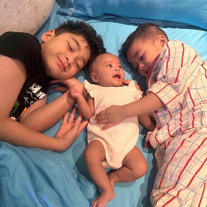 <p>Dalam foto yang dibagikan, bayi Lily tampak sedang bermain bersama Rafathar dan Rayyanza, kedua putra Raffi Ahmad dan Nagita Slavina<em>. "Good Morning Universe,"</em> sapa Raffi dan Gigi dalam unggahannya. (Foto: Instagram @raffinagita1717)</p>