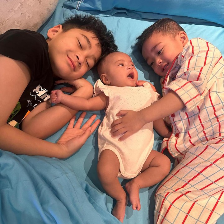 <p>Sempat disembunyikan wajahnya, kini Raffi dan Gigi telah memperlihatkan foto bayi Lily sepenuhnya. Lewat media sosial mereka, pasangan ini menampilkan potret Lily. (Foto: Instagram @raffinagita1717)</p>