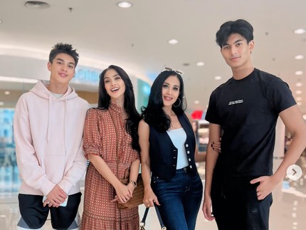 5 Momen Anak Maudy Koesnaedi & Diah Permatasari Bertemu, Dijuluki Twin Tower
