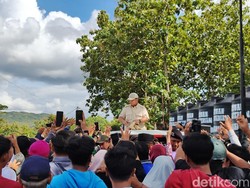 Prabowo Bagi-bagi Kaus Indonesia Maju Saat Tinjau Air Bersih di Gunungkidul