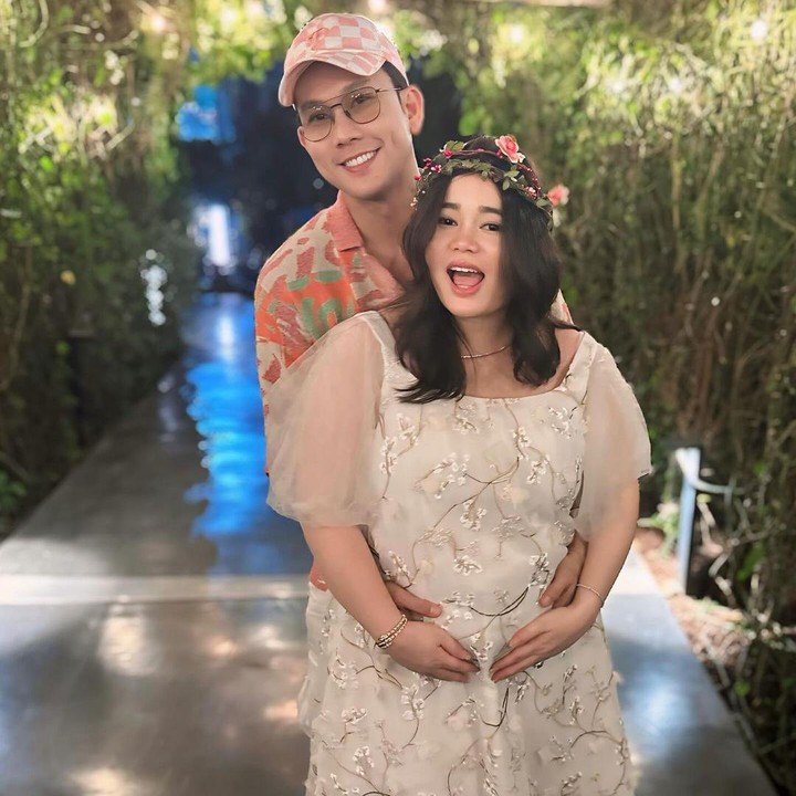 <p>Olivia Allan dan Denny Sumargo saat ini tengah menantikan kehadiran anak pertama. Usia kandungan Oliv yang sudah memasuki trimester 3, membuatnya mendapatkan kejutan berupa acara baby shower. (Foto: Instagram: @sumargodenny)</p>