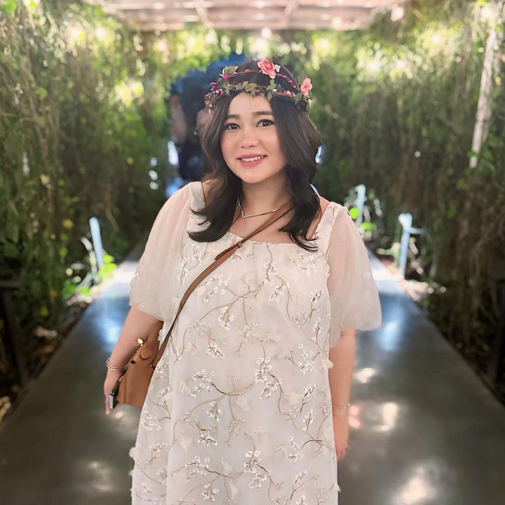 <p>Pada acara baby shower, Oliv tampil cantik dalam balutan dress motif bunga berwarna putih. Di atas kepalanya juga terdapat sebuah mahkota cantik bermotif senada yang membuatnya tampak semakin elegan. (Foto: Instagram: @sumargodenny)</p>