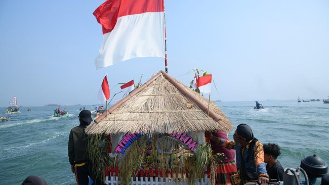 Wali Kota Semarang Hevearita Gunaryanti mendorong agar kegiatan kearifan lokal Sedekah Laut Larung Sesaji dapat menjadi agenda tahunan Pemkot Semarang.