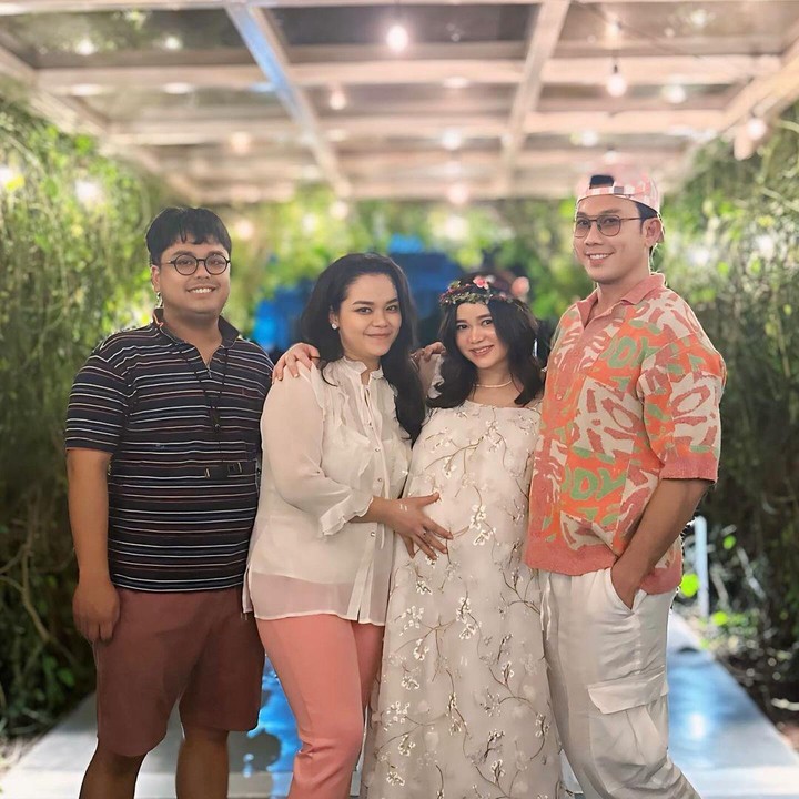 <p>Penampilan Oliv yang semakin cantik dan glowing, membuat netizen menebak bahwa jenis kelamin calon anak pertama Oliv adalah perempuan. "Curiga anaknya perempuan soalnya ibuknya makin cakep," komentar akun @risqy_oziq . (Foto: Instagram: @sumargodenny)</p>