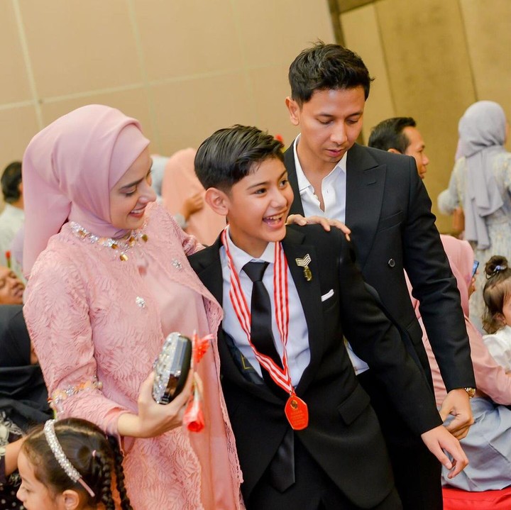 <p>Rasa bahagia tengah menyelimuti keluarga Fairuz A Rafiq, Bunda. Beberapa waktu lalu, putra sulungnya, King Faaz Arafiq, baru saja lulus dari SD. (Foto: Instagram: @fairuzarafiq)</p>