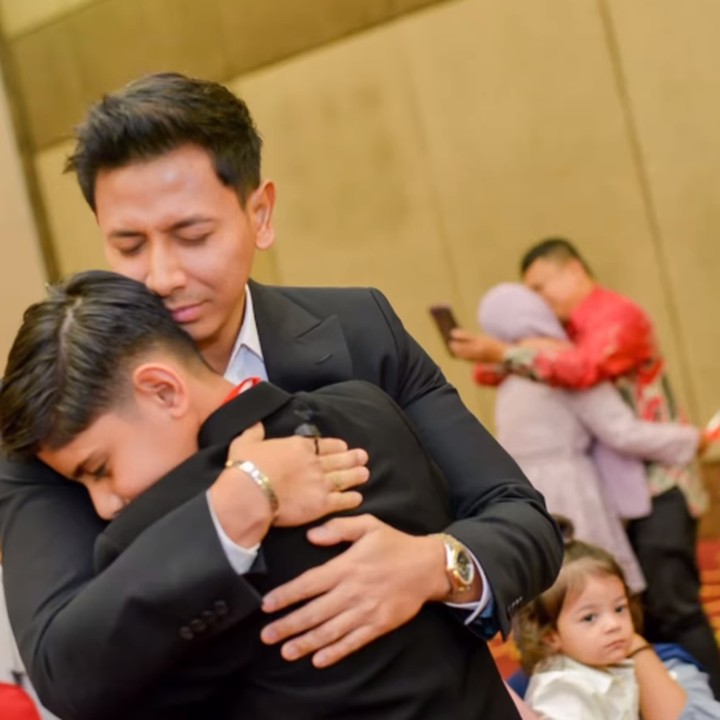 <p>Dalam unggahan lainnya, terlihat Ayah sambung Faaz, Sonny Septian, menangis terharu dengan kelulusan sang putra, Bunda. Keduanya juga terlihat saling memeluk erat. (Foto: instagram: @sonnyseptian)</p>