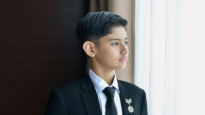 Potret Fairuz A Rafiq Dampingi King Faaz Wisuda SD