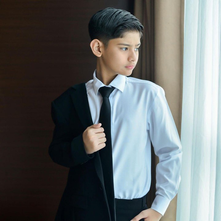 <p>"Bayiku nomor 1. Dipandangi terus saja jadi melow Mommy Daddy, sudah mau SMP saja Abang. Mommy selalu bilang jadilah versi terbaik diri kamu. Tetap jadi orang baik apapun yang terjadi," tulis Fairuz pada salah satu unggahannya. (Foto: Instagram: @fairuzarafiq)</p>