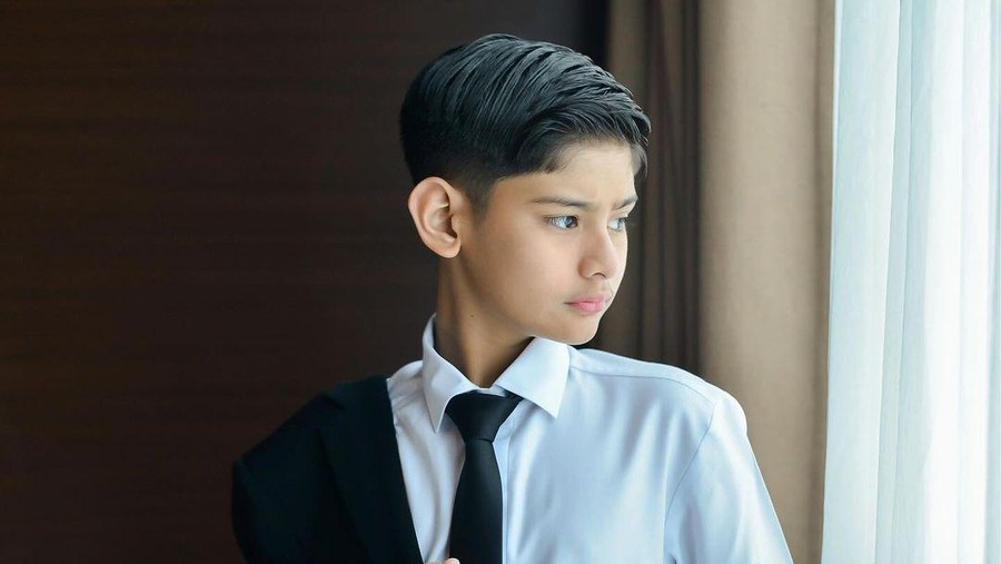 Potret Fairuz A Rafiq Dampingi King Faaz Wisuda SD