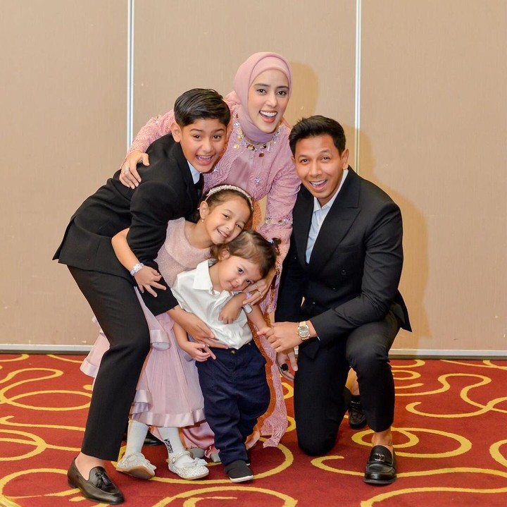 <p>Fairuz A Rafiq dan Sonny Septian baru saja menghadiri acara wisuda SD putra sulungnya, King Faaz. Fairuz dan sang putri, Quinn Eijaz, terlihat cantik mengenakan dress warna dusty pink. Sementara itu sang suami dan anak bungsunya, King Zhafi, gagah dengan setelan blazer dan kemeja. "Bayiku nomor 1. Dipandangi terus saja jadi melow Mommy Daddy, sudah mau SMP saja Abang. Mommy selalu bilang jadilah versi terbaik diri kamu. Tetap jadi orang baik apapun yang terjadi," tulis Fairuz pada salah satu unggahannya. (Foto: Instagram: @fairuzarafiq)</p>