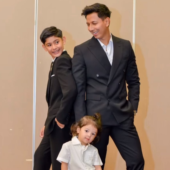<p>Fairuz pun menceritakan persiapan King Faaz untuk menghadapi lomba ini. Ia mengatakan sang suami, Sonny Septian, turut membantu menyiapkan kebutuhan putranya. &ldquo;kita kerjasama dirumah test dan mengulang hafalan al quran abang..Dari malam daddynya sibuk siapin baju abang faaz,subuh2 di pakein sorban, dari atas sampe bawah di urusin.. Pentingnya saat anak melakukan apapun.. Gak hanya ibu yang harus ada untuk anaknya. Tapi sosok ayah harus ada dan saling kerjasama menguatkan dan memberikan kasih sayang,&rdquo; ungkapnya.&nbsp;(Foto: instagram: @sonnyseptian)</p>