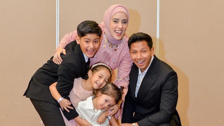 Potret Fairuz A Rafiq Dampingi King Faaz Wisuda SD Potret Fairuz A Rafiq Dampingi King Faaz Wisuda SD