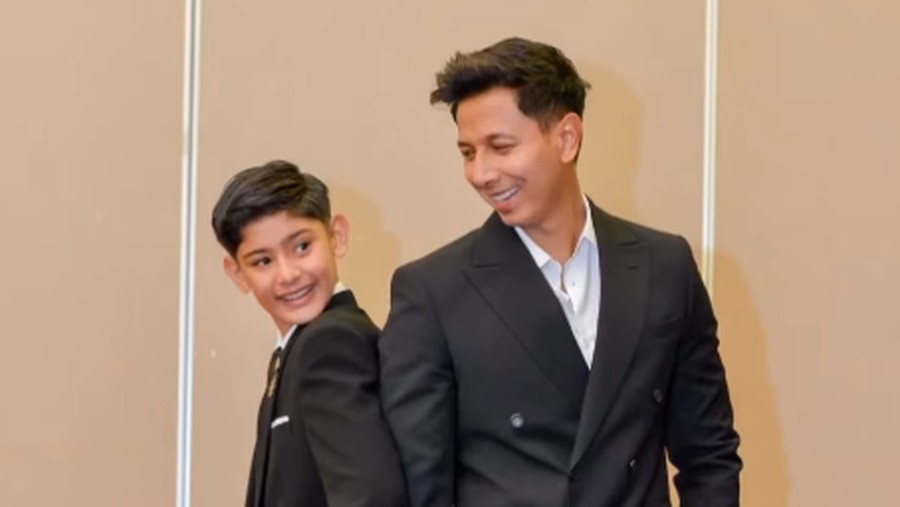 Potret Fairuz A Rafiq Dampingi King Faaz Wisuda SD