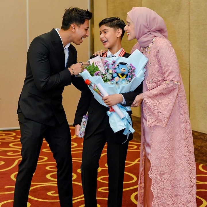<p>"<em>MasyaAllah</em>. Seorang anak yang akan mengangkat derajat orang tuanya di akhirat kelak," tutur seorang netizen. "<em>MasyaAllah</em> bahagia selalu untuk keluarga ini, niat karena Allah <em>ta'alla</em>. Abang Faaz yang beruntung selalu," ujar netizen lainnya. (Foto: Instagram: @fairuzarafiq)</p>