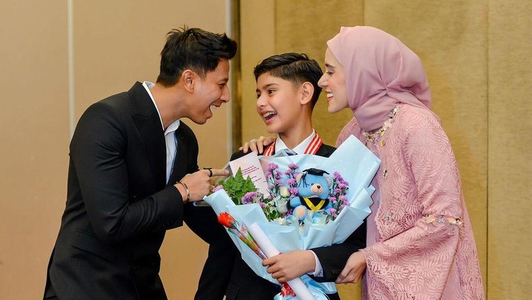 Potret Fairuz A Rafiq Dampingi King Faaz Wisuda SD Potret Fairuz A Rafiq Dampingi King Faaz Wisuda SD