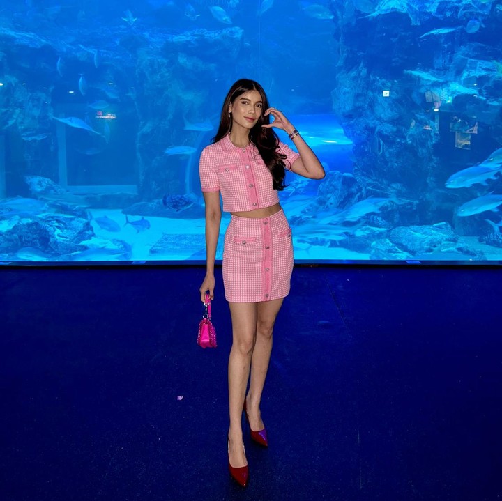 <p>Sabrina yang kala itu mengenakan setelan <em>crop top</em> dan<em> pencil skirt</em> berwarna pink mencuri perhatian anak-anak TK yang sedang berkunjung. "<em>Sweet moment</em> dari ngonten di Korea kemarin, di <em>aquarium</em> berasa Disney <em>princess</em> di dadah-dadahin terus di bilang <em>yeppeuda</em> sama anak-anak yang lagi <em>study tour</em>," tulisnya di unggahan foto. (Foto: Instagram @sabrinachairunnisa_)</p>