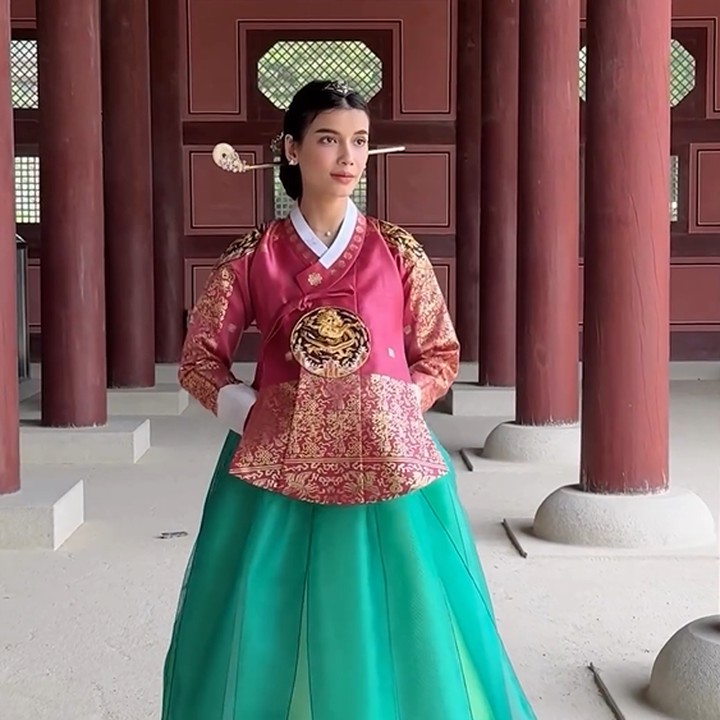 <p>Sabrina Chairunnisa juga tidak melewatkan kesempatan untuk berkunjung ke kastil dan mengenakan <em>hanbok,</em> busana tradisional Korea Selatan. (Foto: Instagram @sabrinachairunnisa_)</p>