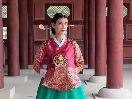 5 Potret Penampilan Sabrina Chairunnisa di Korea yang Dipuji Cantik oleh Anak-anak TK hingga Nenek-nenek