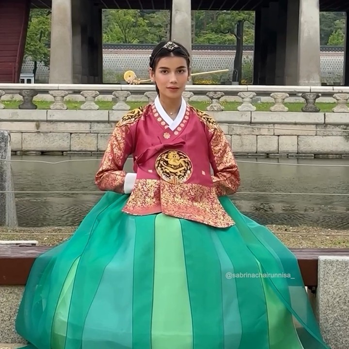 <p>Ia berpose sambil membayangkan dirinya adalah Heo Yeon Woo, karakter di drama Korea<em> Moon Embracing The Sun</em>. "Adegan hormat ceritanya lagi papasan sama King Lee Hwon. Mendalami banget ga tuh. Siapa yang masih ingat sama drakor kolosal ini?" tulisnya. (Foto: Instagram @sabrinachairunnisa_)</p>