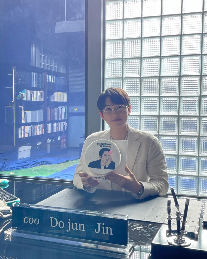 Song Joong Ki tampil menawan sebagai chaebol di Reborn Rich (2022). Ia berperan sebagai Yoon Hyun Woo yang lahir kembali sebagai pewaris Soonyang Group bernama Jin Do Jun./ Foto: instagram.com/hi_songjoongki/