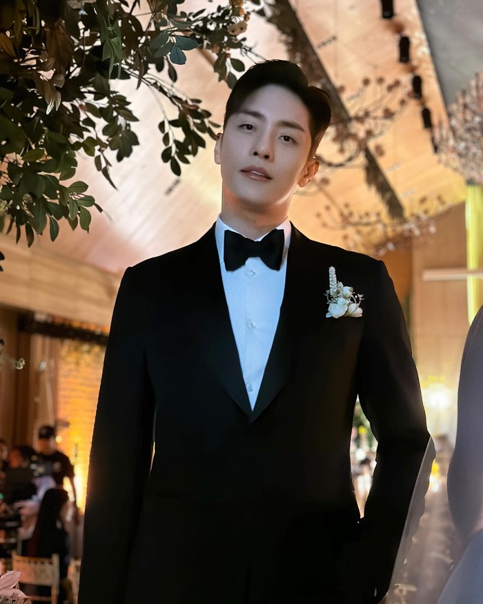Sung Hoon langganan berperan sebagai konglomerat di drama Korea. Proyek terakhirnya, ia berperan sebagai Seo Do Guk di Perfect Marriage Revenge. Chaebol satu ini menolak mengambil alih bisnis keluarga dan memulai perusahaan sendiri./ Foto: instagram.com/sunghoon1983