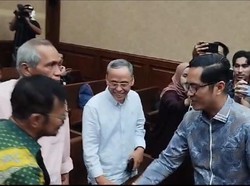 SYL dan Febri Diansyah Salaman Sebelum Sidang: Nggak Boleh Dekat-dekat