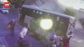 VIDEO: Detik-detik Bangunan Runtuh Nyaris Timpa Bus di Istanbul