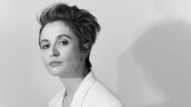 Jenama Calvin Klein tunjuk Veronica Leoni sebagai pimpinan kreatif (creative director) yang baru. Ia jadi pimpinan kreatif perempuan pertama jenama asal AS ini.