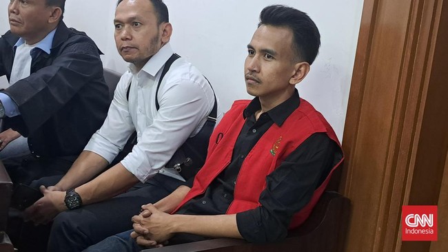 Adam Deni Gearaka divonis dengan pidana enam bulan penjara lantaran dinilai terbukti memfitnah