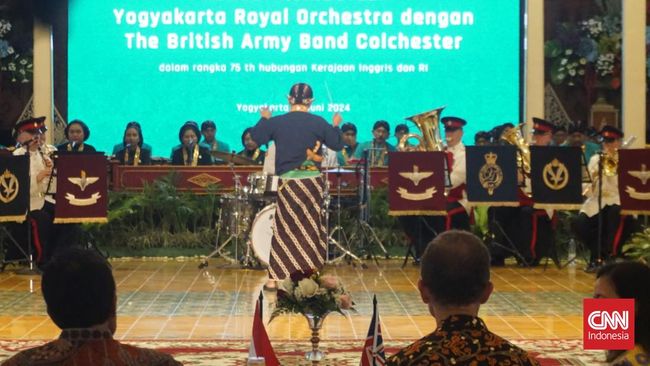Grup orkestra Angkatan Darat Kerajaan Inggris memainkan lagu Suwe Ora Jamu di hadapan Sri Sultan Hamengkubuwono X.