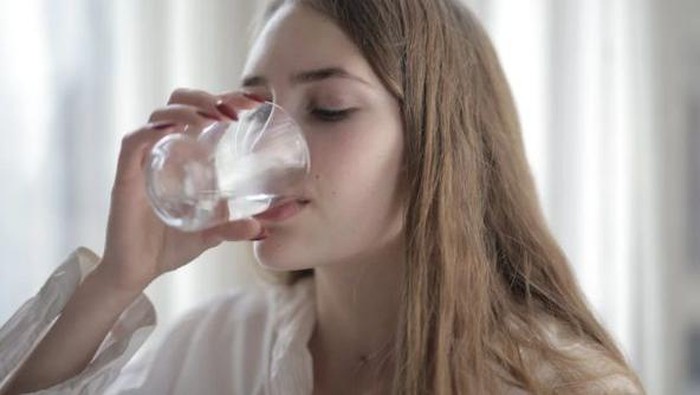 Memulai hari dengan minum segelas air dapat mengembalikan asupan air yang hilang dari tubuh selama tidur. Selain itu, segelas air juga mampu meningkatkan metabolisme tubuh dan membakar banyak kalori.