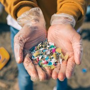 Ini 5 Sumber Mikroplastik yang Ditelan Manusia, Cek Cara Menghindarinya