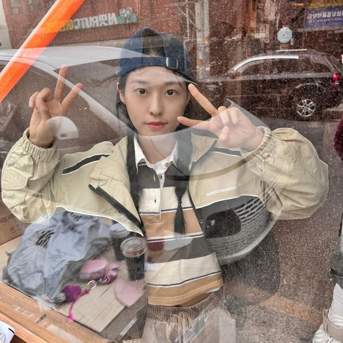 Item fashion Seolhyun yang menonjolkan outfit imutnya adalah kaus rugby garis-garis yang ia kenakan. Ia melengkapinya dengan jumper berwarna krem yang matching dengan keseluruhan outfit. / Foto: Elle Korea