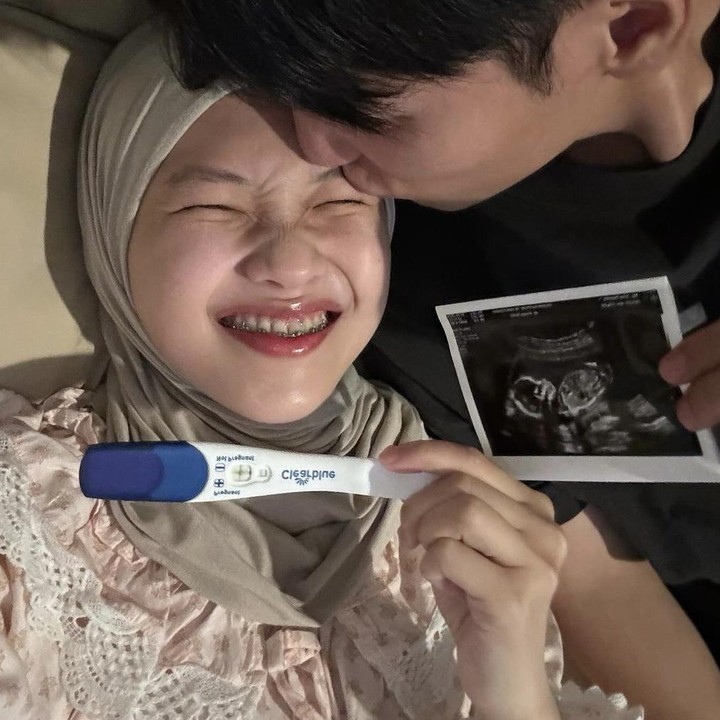 <p>Julia Prastini saat ini sedang mengandung anak ketiga dari pernikahannya dengan Na Dae Hoon. Ia mengumumkan kehamilannya dengan menunjukkan hasil test pack yang positif beserta dengan foto USG sang janin. (Foto: Instagram @juliaprt7 dan @daehoon_na).</p>