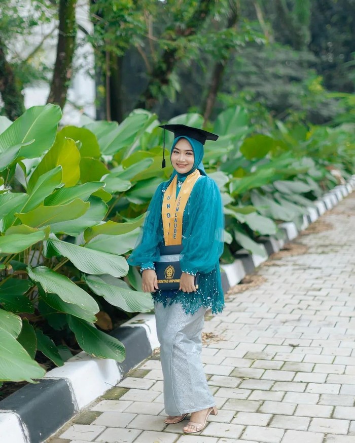 5 Referensi Kebaya Wisuda yang Simple dan Elegan