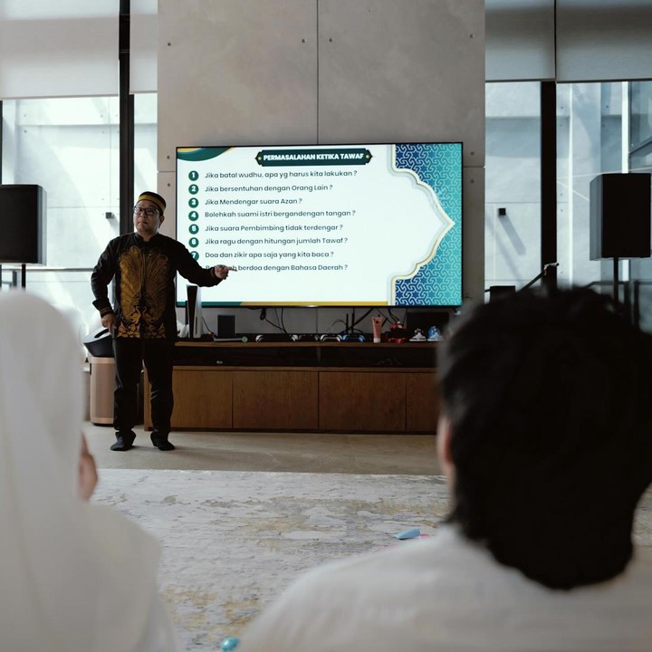 <p>Lewat media sosial, Aurel dan Atta membagikan momen ketika mereka tengah mengikuti manasik haji, sebuah simulasi pelaksanaan ibadah haji sebelum berangkat ke Tanah Suci. (Foto: Instagram @aurelie.hermansyah @attahalilintar)</p>