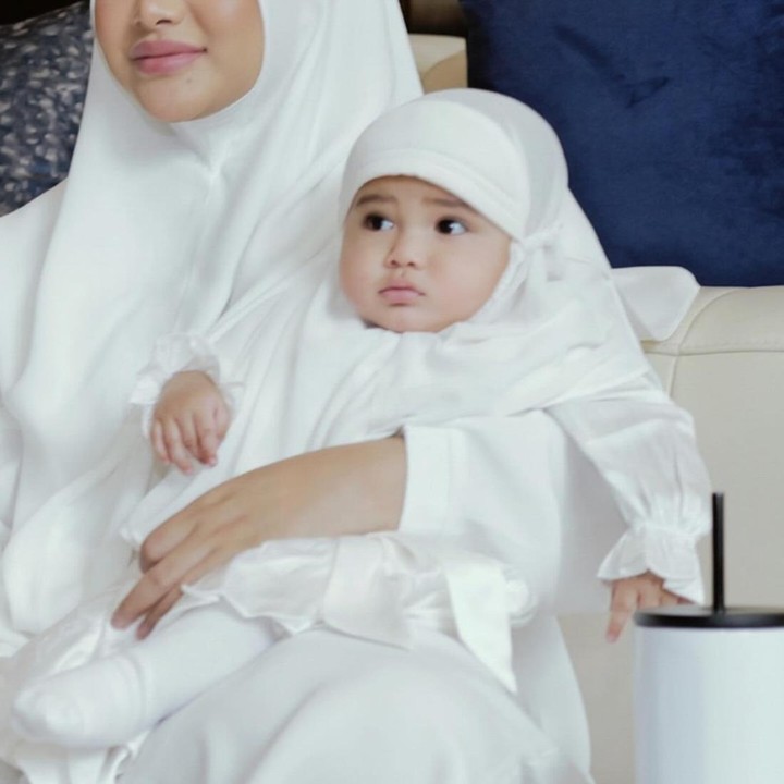 <p>Atta Halilintar dan Aurel Hermansyah turut mengajak kedua putri mereka, Ameena serta Azzura di kesempatan itu. Banyak netizen menyampaikan doa kepada keluarga mereka, nih. "Masya Allah semoga dilancarkan perjalanan hajinya dan menjadi Haji Mabrur dan Mabrukh," kata @_emillis******. "Semoga diberikan kemudahan dan kelancaran ibadahnya, Papata dan Mamanur," ucap @icusma***** (Foto: Instagram @aurelie.hermansyah @attahalilintar)</p>