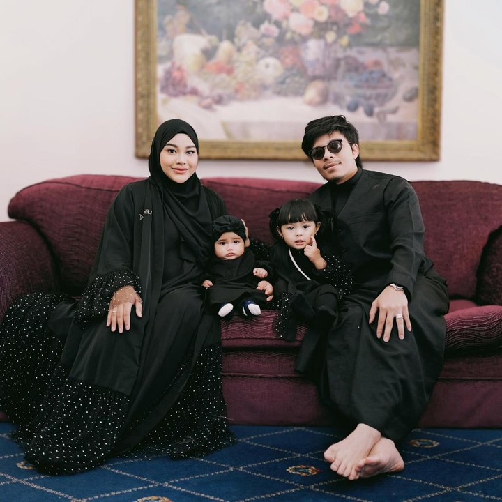 <p>Banyak artis yang berkesempatan pergi haji tahun ini. Salah satunya adalah keluarga Atta Halilintar dan Aurel Hermansyah, Bunda. Mereka akan berangkat haji tak lama lagi. (Foto: Instagram @aurelie.hermansyah @attahalilintar)</p>
