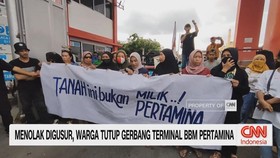 VIDEO: Menolak Digusur, Warga Tutup Gerbang Terminal BBM Pertamina
