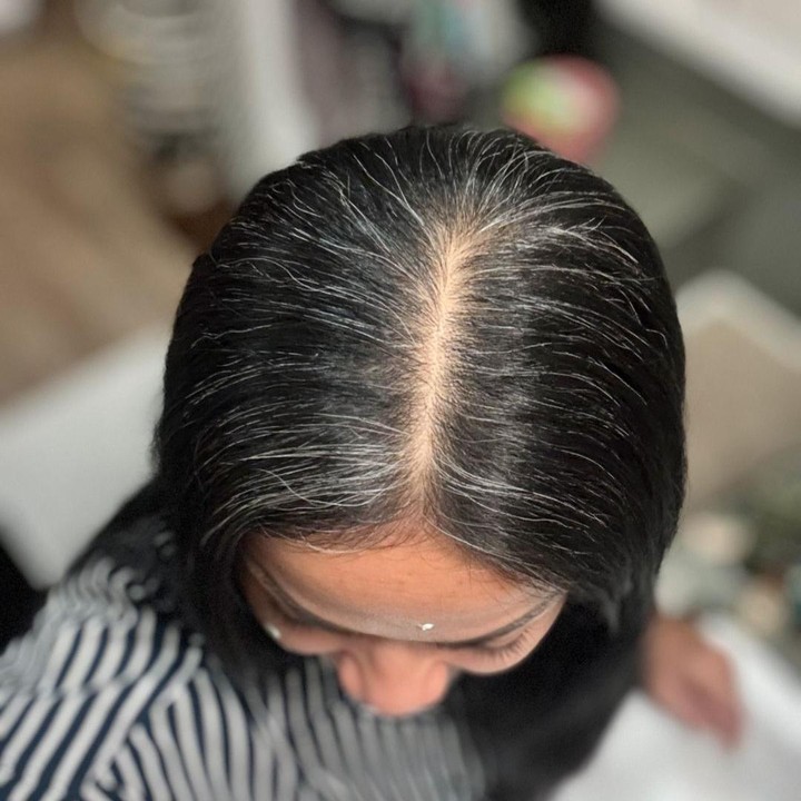 <p>Dalam postinngan tersebut, Nirina juga mengaku suka sekali dengan rambut 'silver' alami yang dimilikinya itu. "<em>I REALLY DO LIKE THEM!</em> Tadinya Na biarin karena Na enggak sabar sampe semuanya rata silver... atau setidaknya silver gitu... highlight alami dari Tuhan," tulis Nirina, dikutip dari laman <em>Instagram@nirinazubir_,</em> Selasa (4/6/2024). (Foto: Instagram@nirinazubir_)</p>