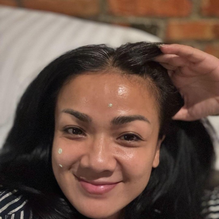 <p>Akan tetapi, Nirina perlu menutupi rambut 'silver'-nya itu karena pekerjaannya sebagai seorang aktris. "Baruuu aja mulai merata... eeeeh.. apa boleh buat... project 'Na akan dimulai," ungkap Nirina. (Foto: Instagram@nirinazubir_)</p>