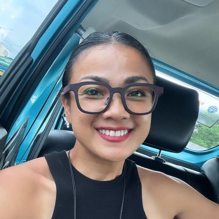 <p>Uban merupakan rambut putih yang secara almi akan terlihat seiring bertambahnya usia setiap orang. Meski sebagian orang mungkin ingin menutupinya, tidak dengan Nirina Zubir yang justru bangga menampilkan rambut 'silver'-nya itu. (Foto: Instagram@nirinazubir_)</p>