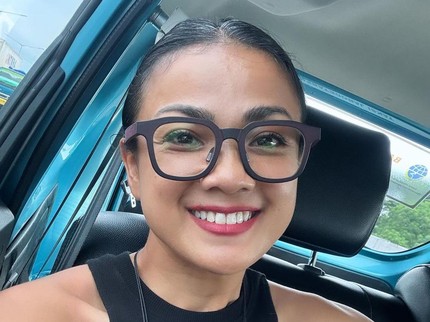 5 Potret Nirina Zubir Pamer Rambut 'Silver' dengan Bangga: Highlight Alami dari Tuhan!