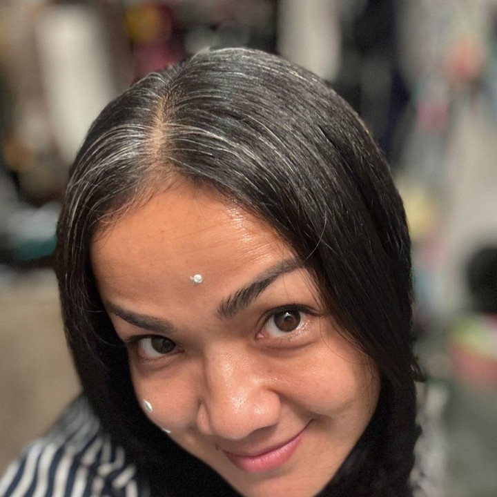 <p>Hal tersebut diketahui langsung lewat postingan Nirina di akun Instagram pribadinya belum lama ini. Ia terlihat membagikan potret dengan menampilkan ubannya. (Foto: Instagram@nirinazubir_)</p>